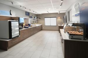 a large kitchen with aasteryasteryasteryasteryasteryasteryasteryasteryasteryasteryastery at Holiday Inn Express & Suites - Williamstown - Glassboro, an IHG Hotel in Williamstown