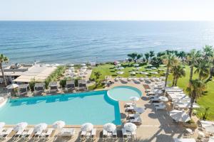 - une vue aérienne sur un complexe avec une piscine et l'océan dans l'établissement Canne Bianche Lifestyle Hotel, à Torre Canne