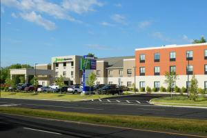 Holiday Inn Express & Suites - Williamstown - Glassboro, an IHG Hotel في ويليامزتاون: شكل المبنى الخارجي
