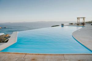 FanariにあるAndromeda Private Infinity Pool Villaの海を背景にした大型スイミングプール