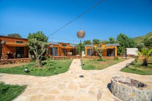 una casa con un patio con una hoguera en Nomade Caravan Camping, en Fethiye