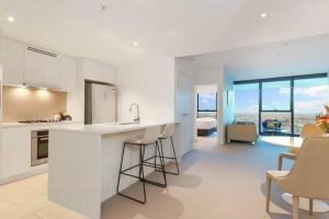 ครัวหรือมุมครัวของ Luxury 1 Bedroom Retreat in Brisbane City With Pool and gym