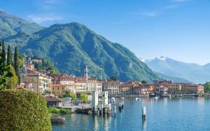 eine Stadt auf einem See mit Bergen im Hintergrund in der Unterkunft Magnolia Lake Como city center Free Parking in Como