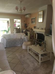 a living room with a couch and a table at Le Havre de paix in Saint-Cyr-sur-Loire