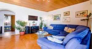sala de estar con sofá azul y mesa en Seaside Lux, en Dugi Rat