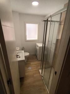 een badkamer met een toilet, een wastafel en een douche bij NEW MARITIMO in Málaga