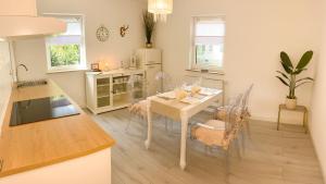 kuchnia i jadalnia ze stołem i krzesłami w obiekcie Apartment Bonbon - stilvoll renoviert - Ihr zu Hause auf Zeit w mieście Kassel
