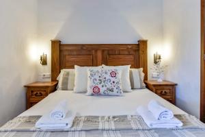 Posteľ alebo postele v izbe v ubytovaní Villas Guzman - San Jaime + 31 fotografií