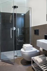 y baño con ducha, aseo y lavamanos. en Palazzo Belli Roma, en Roma