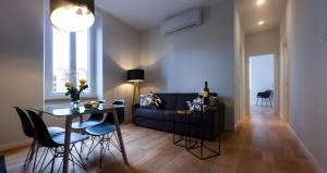 een woonkamer met een zwarte bank en een tafel bij Palazzo Belli Roma in Rome