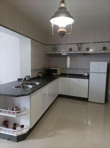 Kuchyňa alebo kuchynka v ubytovaní Apartamento O Vento