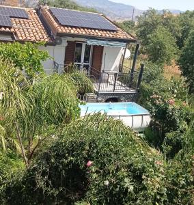 una casa con piscina en el patio en La Rosa dell'Etna, en Castiglione di Sicilia