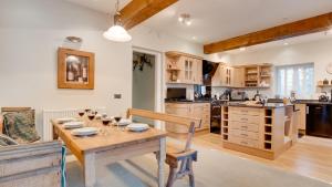 una cucina con tavolo in legno e occhiali di Frogmore Cottage a Two Dales