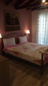 uma cama grande num quarto com uma janela em House Roula em Neos Marmaras