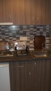 um balcão de cozinha com um fogão e um lavatório em House Roula em Neos Marmaras