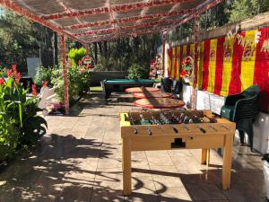 una mesa de ping pong en medio de un patio en CHALET EN EL CORAZÓN DE LA SIERRA DE GREDOS, PINAR DE LA ATALAYA-TIEMBLO, en El Tiemblo