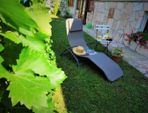 un jardín con un banco con un sombrero en Kerti lak, en Mór
