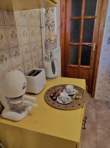 una encimera amarilla con una cafetera. en Kerti lak, en Mór