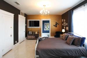 een slaapkamer met een bed en een kroonluchter bij Stunning Alabama Studio about 2 Mi to Dtwn Mobile! in Mobile