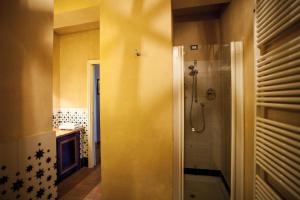 a bathroom with a walk in shower and a walk in shower at R&B Villa Tartaruga in Castelfranco Emilia