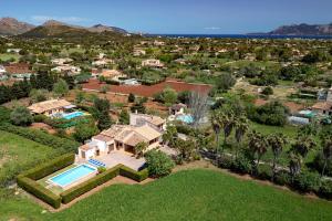 una vista aérea de una casa con piscina en Villa Magraner Catalina, en Pollensa