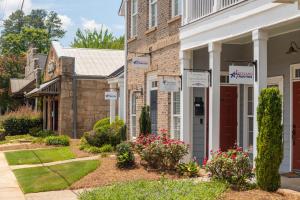 una casa con carteles delante de ella en Holiday Inn Express and Suites Atlanta-Johns Creek, an IHG Hotel, en Johns Creek