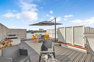 a balcony with an umbrella and a table and chairs at Le Patio Guilhemery in Toulouse