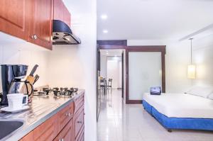 una cocina con fregadero y una cama en una habitación en Santorini Villas Santa Marta en Santa Marta