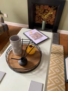una mesa con una bandeja con una taza de café y un libro en Towerwell en Newburgh