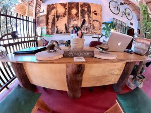 un tavolo in legno con un computer portatile sopra di Pousada Ocazum ad Alter do Chão