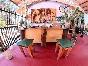 biuro z biurkiem z laptopem i 2 krzesłami w obiekcie Pousada Ocazum w mieście Alter do Chao