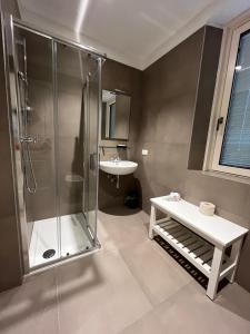 łazienka z prysznicem i umywalką w obiekcie Bilo - Apartments for rent w Trydencie