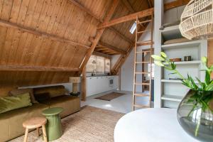 ein Wohnzimmer mit einer Leiter und einem Sofa in der Unterkunft Dok 20, Lemmer in Lemmer