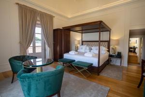 - une chambre avec un lit, une table et des chaises dans l'établissement Solar do Requeijo by Luna Hotels & Resorts, à Arcos de Valdevez