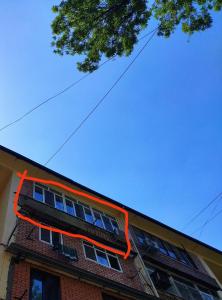 budynek z pomarańczową linią na boku w obiekcie Apartment near Farkhadskiy bazar w Taszkiencie