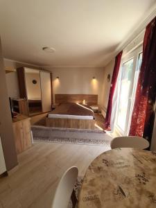 Rúm í herbergi á Divcibare apartmani Gavrić