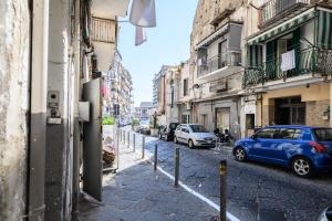 una calle con coches aparcados al costado de la carretera en Casa Bea, en Nápoles