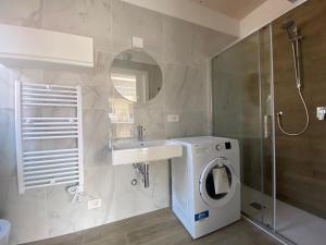 a bathroom with a washing machine and a sink at Appartamenti nuovi in centro a Porto Recanati Riviera del Conero in Porto Recanati