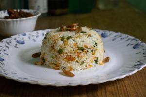 バガにあるBaga Fantacia Beach Innのテーブルの上の皿の上のおにぎり +9枚の写真