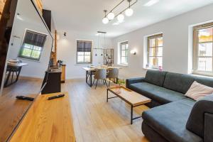 salon z kanapą i stołem w obiekcie VacationClub - Stone Hill Apartament 5 w Szklarskiej Porębie