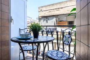 Un balcón con una mesa y sillas en un balcón. en Casa Bea, en Nápoles