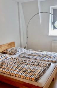 twee bedden naast elkaar in een slaapkamer bij Apartment Living Leipzig in Großzössen