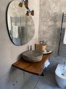 W łazience znajduje się umywalka i lustro. w obiekcie La Corte del Sole w mieście Vieste
