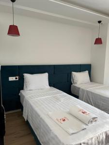 Postel nebo postele na pokoji v ubytování Kubi Hotel
