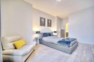 1 dormitorio con 1 cama y 1 sofá en CROISETTE 8/10 pers en Cannes