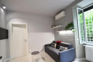 a living room with a couch and a window at Appartamento di SIMONA a due passi da SAN PIETRO in Rome