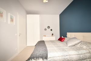 een slaapkamer met een groot bed met een blauwe muur bij Appartamento di SIMONA a due passi da SAN PIETRO in Rome