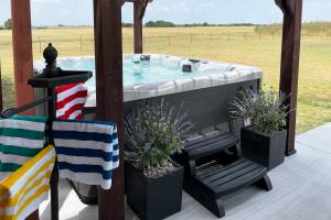 Bazén v ubytování The Copper Roost Lake Texoma Escape with Hot Tub nebo v jeho okolí