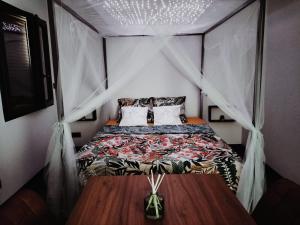 een bed in een kleine kamer met een tafel bij A NOU'DEUX in Servas