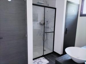 een badkamer met een douche, een toilet en een wastafel bij A NOU'DEUX in Servas